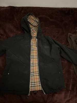 Burberry jacka  - Burberry jacka i storlek L passar även M. Säljer då jag växt ur den. Man kan ha jackan åt båda hållen. 
