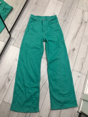 Görna byxor  - Jätte fina gröna byxor, använda 1 gång. Hör av dig vid frågor eller liknande!❤️