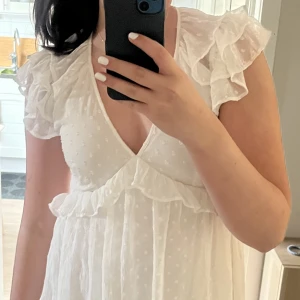 Klänning - Passa superbra nu till studenten!🥰Klänningen är i strl 38 men sitter nog mer som en 36. Kan gå ned i pris vid snabb affär