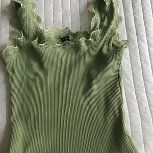 Grönt spets linne - Säljer detta gröna linne från shein pga att den inte längre kommer till användning 