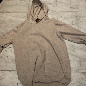 Kashmir hoodie  - Säljer denna riktigt snygga 100% Kashmir hoodien i ljusbrun. Endast använd ett fåtal gånger och därav nästan i nyskick. Enda defekten är att lappen är lite trasig men ingenting som syns. Kan självklart tvättas vid köp. Nypris: 2300