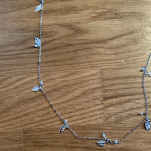 Oanvänt halsband - Oanvänt halsband från Montini med fina löv och pärlor på! Går att ställa in längd på💛