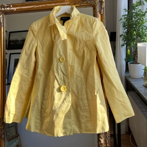 Gul kappa - A-modell jacka som passar så bra till våroutfitsen. Strl S. Frakt: 69kr 💛🌼