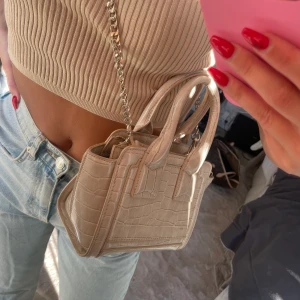 Väska från Zara  - En otroligt söt väska från Zara som du kan välja att ha över axeln eller i handen. Kedjan går att lossa. Fint skick. 