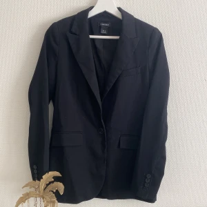 Kavaj perfekt skick - Använd fåtal gånger, fin struktur och bra kvalité!! 