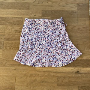 Blommig kjol - Nästan aldrig använd kjol från pull and bear i storlek xs.