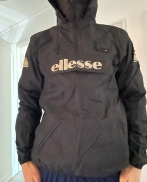 Ellesse Vindjacka  - Säljer denna fina vindjacka från Ellese 
