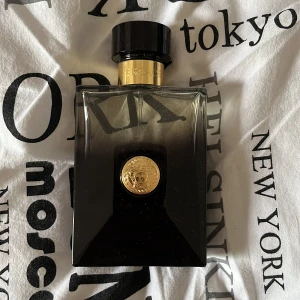Versace parfym  - Hej har en versace dylan blue ca 60-70% kvar en 100ml flaska som inte används 