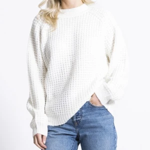 Mysig stickad tröja - Asskön stickad tröja från Lager 157. Säljer då den inte längre passar mig. Använd 1 gång. Hör av er vid frågor!💫