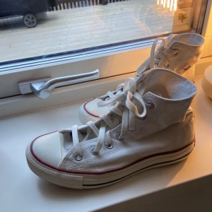 Converse  - Säljer mina fina Converse därav att dom inte kommer till användning. Använda fåtal gånger och i nyskick säljer för 400kr men pris kan diskuteras💗