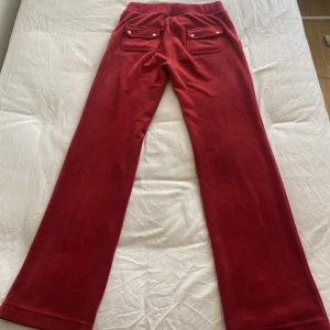 Röda Juicy byxor storlek M - De är knappt använda och alla knappar och metal delarna på snörena sitter kvar. Orginalpriset 1100kr. 
