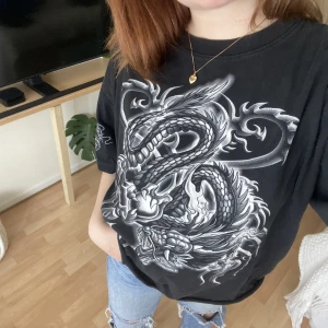 T-shirt  - Riktigt cool T-shirt köpt här på plick! Samma tryck på baksidan 