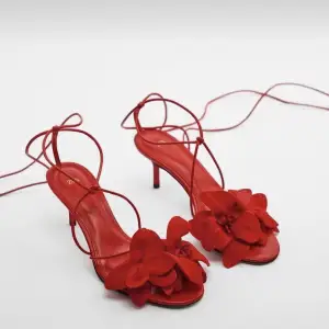 Letar efter dessa skorna i 36, om någon har dom och är sugen på att sälja kontakta gärna❤️