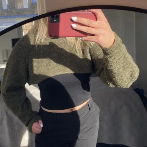 Stickad tröja - Kort stickad tröja i mörkgrönt! Funkar perfekt till linnen och liknande, storlek S! 130kr och köparen står för frakt🌸🌸