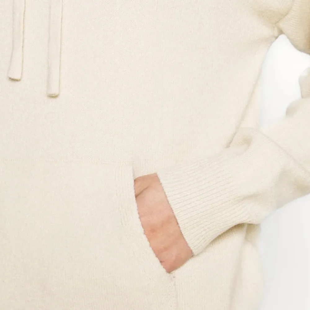 Säljer denna superfina stickade hoodie från Vila som inte säljs längre!✨  Tröjan är i bra skick men färgen är lite mörkare än vad bilden visar!🫶🏻 (Frakt 66kr) . Stickat.