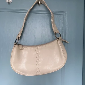 Väska  - Säljer fin kräm-vit väska 