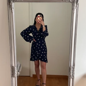 Omlott klänning - 3 FÖR 2 PÅ ALLT UNDER 200kr.  Klänning från H&M i väldigt fint skick, storlek XS