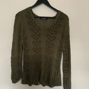 Grön tröja  - En fin grön tröja, som jag tror är virkad. Jag på bilden är storlek S/M. Hör av dig om du har frågor😚