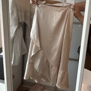 Volangkjol - Säljer min as snygga kjol från neo noir. köpt för 1000 någonting. Har någon fläck som jag tror går bort i tvätten! Använd en gång. Champagne färgad 🤩🌟 nypris: 1000 någonting 😊