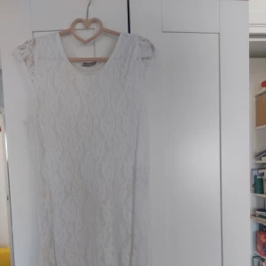 Vit klänning från vero moda  - En vit klänning som använts engång på studenten strl L