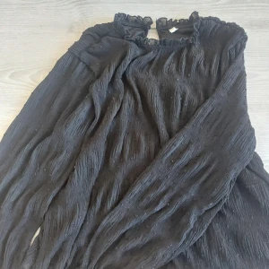 Blus strl 46 från nelly - Fin använd blus från nelly strl46  Snöret därback som håller fast knappen har gått sönder 