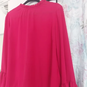 Röd blus från gina tricot strl 42 - Fin blus använd enstaka gånger  strl 42