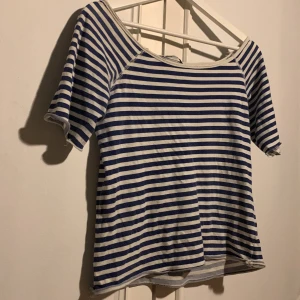 Randig tröja  - Lite offshoulder skulle jag säga.  Aldrig använd! 