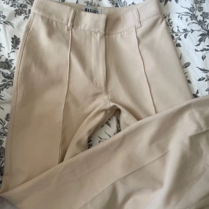Kostym byxor strl XXS short - Säljer ett par beiga kostymbyxor ifrån Madlady (använd endast 1 gång) Helt nya. INTE frifrakt 