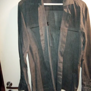 Skjorta  - Skjortan har använts 2 gånger. Märke Selected. Storlek S/P alltså på gränsen till M. Båda bröst fickor har dragkedja.