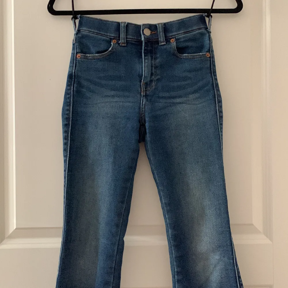 Utsvängda salt jeans. Strl xs längd 30. De är korta på mig jag är 165. . Jeans & Byxor.