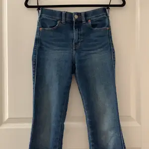 Utsvängda salt jeans. Strl xs längd 30. De är korta på mig jag är 165. 