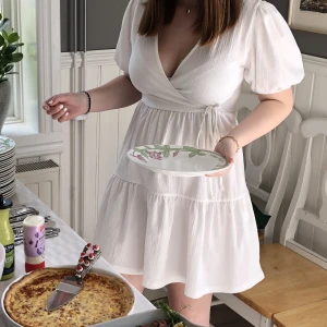 Vit sommarklänning - Säljer denna superfina klänning från Gina Tricot. Perfekt för student eller skolavslutning. Säljer då den bara kommit till användning en gång. Hör av er vid frågor!🌞