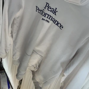 Peak Performance Huvtröja - Tar endast swish. Mycket bra skick använt den några gånger.