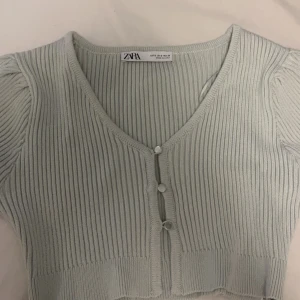 Topp från zara  - Fin zara topp. Aldrig använt och säljer för 149kr+frakt. Skriv för fler bilder eller frågor💕💕
