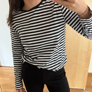 Randig långärmad tröja - En långärmad tröja i randigt mönster. Storlek M. Köpt på HM! Köparen står för frakt!!!🤍🖤🤍🖤🤍