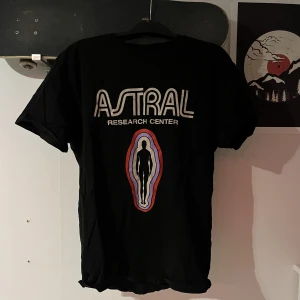 Svart tshirt med tryck  - Storlek är XL och passar som en oversized tröja på mig( skriv om du vill diskutera pris eller har frågor) 