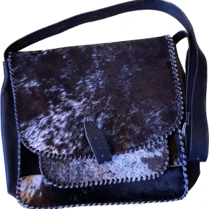 Koväska - Så unik väska, köpt secondhand, äkta skinn. Rymlig crossbody väsk, rymmer en 13 tum dator🐮 Säljes då den tyvärr inte kommer till användning längre. Köparen står för frakten, kan även mötas upp i Stockholm🐮