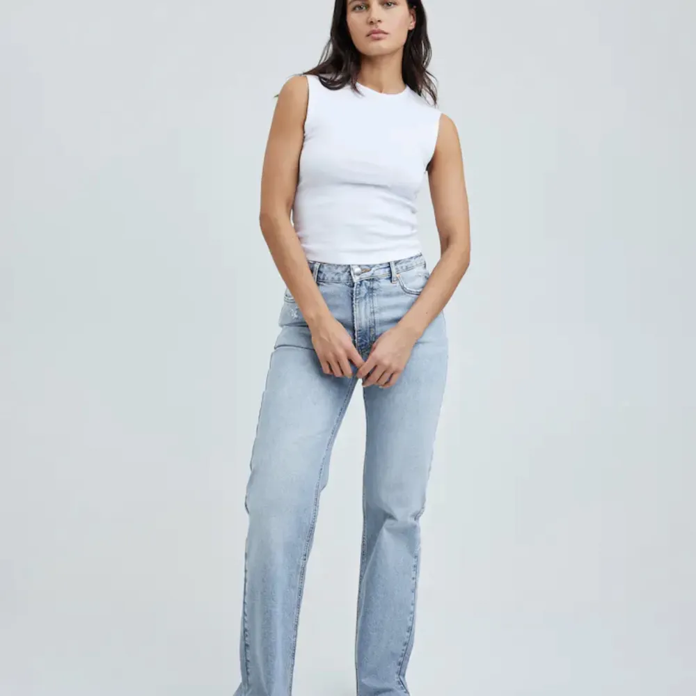 Hej! Säljer dessa superfina jeans från Bikbok i storlek W27 L32, på grund av att de i passade mig. De är helt nyinköpta och aldrig använda endast provade, så i väldigt fint skick! Nypris 699:- Säljer för 550:- Frakt ingår ej i priset!. Jeans & Byxor.