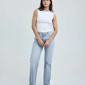 Hej! Säljer dessa superfina jeans från Bikbok i storlek W27 L32, på grund av att de i passade mig. De är helt nyinköpta och aldrig använda endast provade, så i väldigt fint skick! Nypris 699:- Säljer för 550:- Frakt ingår ej i priset!