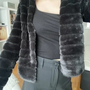 Svart fluffig kofta - - Oanvänd