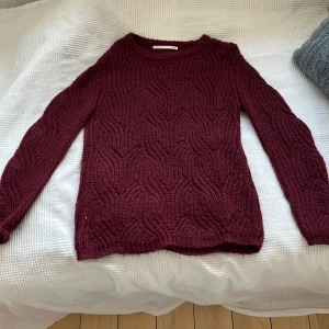 Stickad tröja - Fin stickad tröja i rödlila nyans säljes, använd fåtal gånger. Hör av er!😊😃