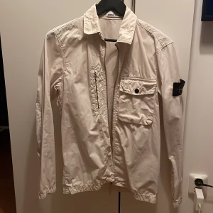 Stone Island overshirt - Stone Island overshirt i eggshell white. Storlek S. 