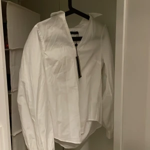 Skjorta - Jättesöt vit skjorta, aldrig använd och prislappen är kvar. Säljer då jag behöver pengar inför sommaren. Passar bra till sommar och vår. Skriv för fler bilder eller om du har frågor ❤️❤️
