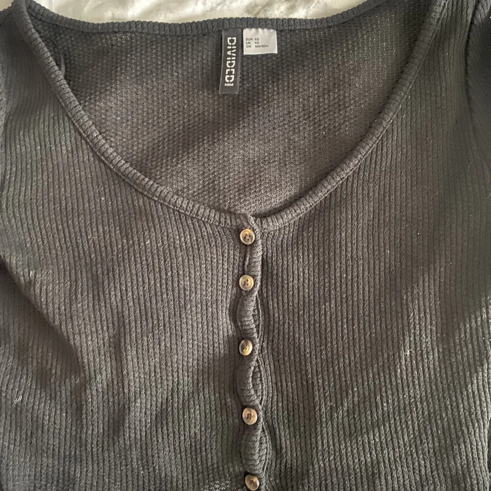 svart långärmad stickad tröja, den är lite genomskinlig och säljer den då den är för liten på mig eftersom jag råkade köpa för liten storlek. Aldrig använd och originalproset var runt 100kr🫶🏻. Toppar.