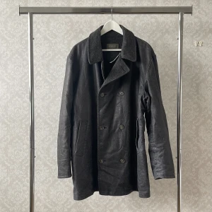 vintage grå jacka - en vintage grå jacka med ett super intressant material? typ läder men vaxat jeans? super coolt iallafall. väldigt ross från vänner. 