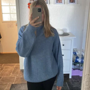 Blå stickad tröja  - Blå oversized stickad tröja från NA-KD🩷säljer den pga att den inte kommer till användning! Nypris 399kr