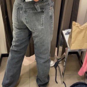 Intresse koll - Hej! Gör en intresse koll för dessa super snygga jeans från zara! Hör av er om ni är intresserade 💓