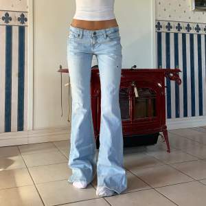 SÅLDA FÖR DIREKTPRIS 💞💞Ljusa vintage jeans i bootcut💗 midja 79cm, Innerben 87. 💗OBS missfärgningar lite här och var (skriv för närmare bild), även slitna nertill men inget som stör utseendet mycket💗