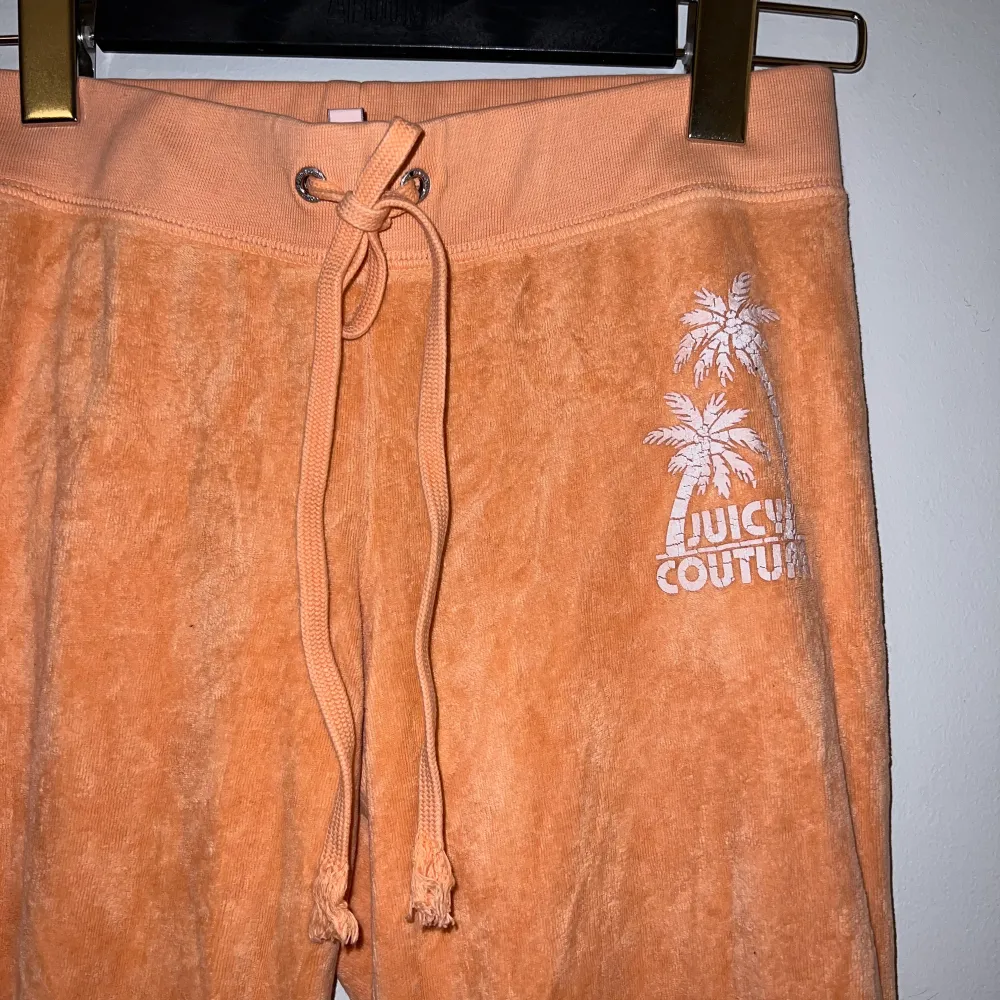Orangea mjukisbyxor från Juicy Couture i storlek XS. I använt skick med lite slitage.   Passar längdmässigt för någon som är 155-160cm.. Jeans & Byxor.