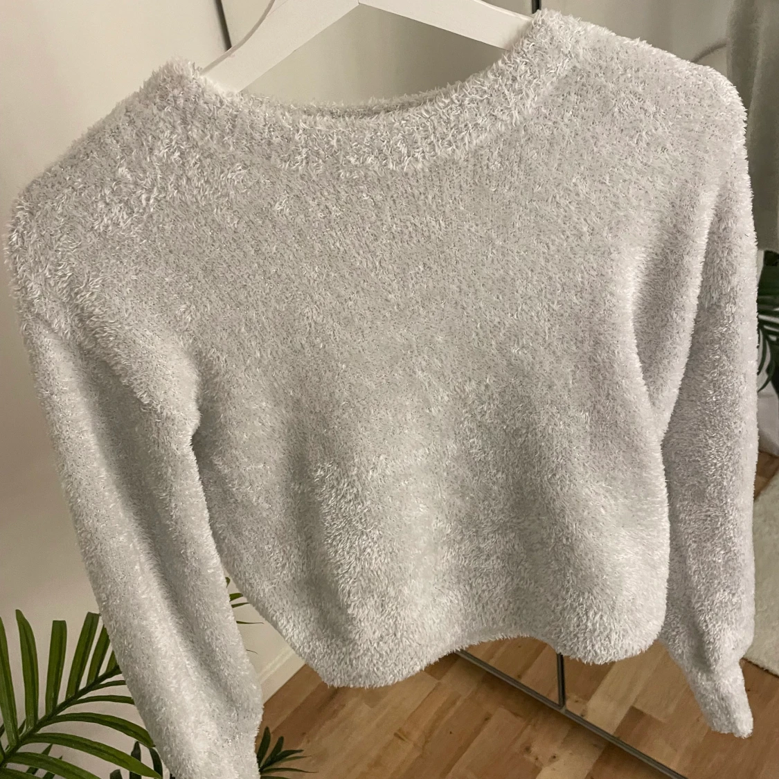 Vit/grå lurvig tröja från Cubus - 90